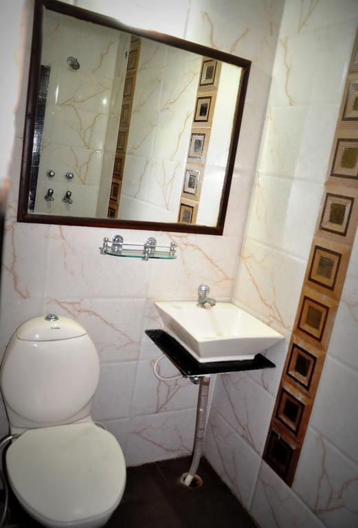 Hotel Peace Point - 1 Min Walking Distance From Station New Delhi Room photo